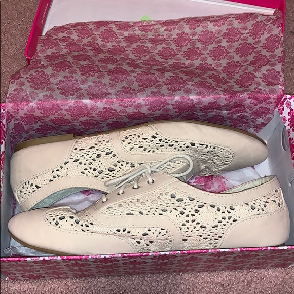 Shoes - Beige colored oxfords ✨